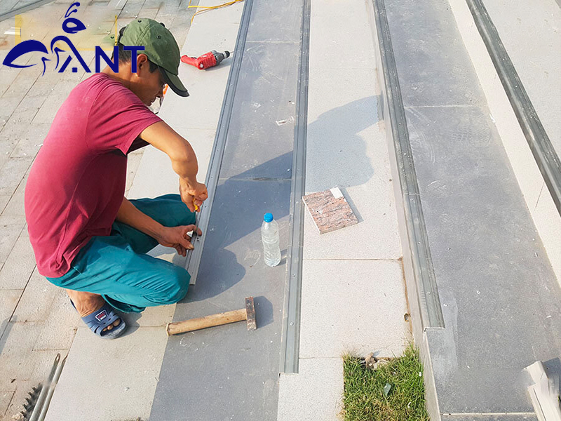 Thi công nẹp nhôm bằng vít