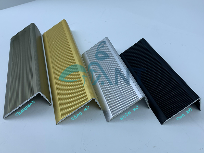 Nẹp nhôm chống trơn gạch L40 gân 3 Nẹp nhôm chống trơn gạch L40 gân