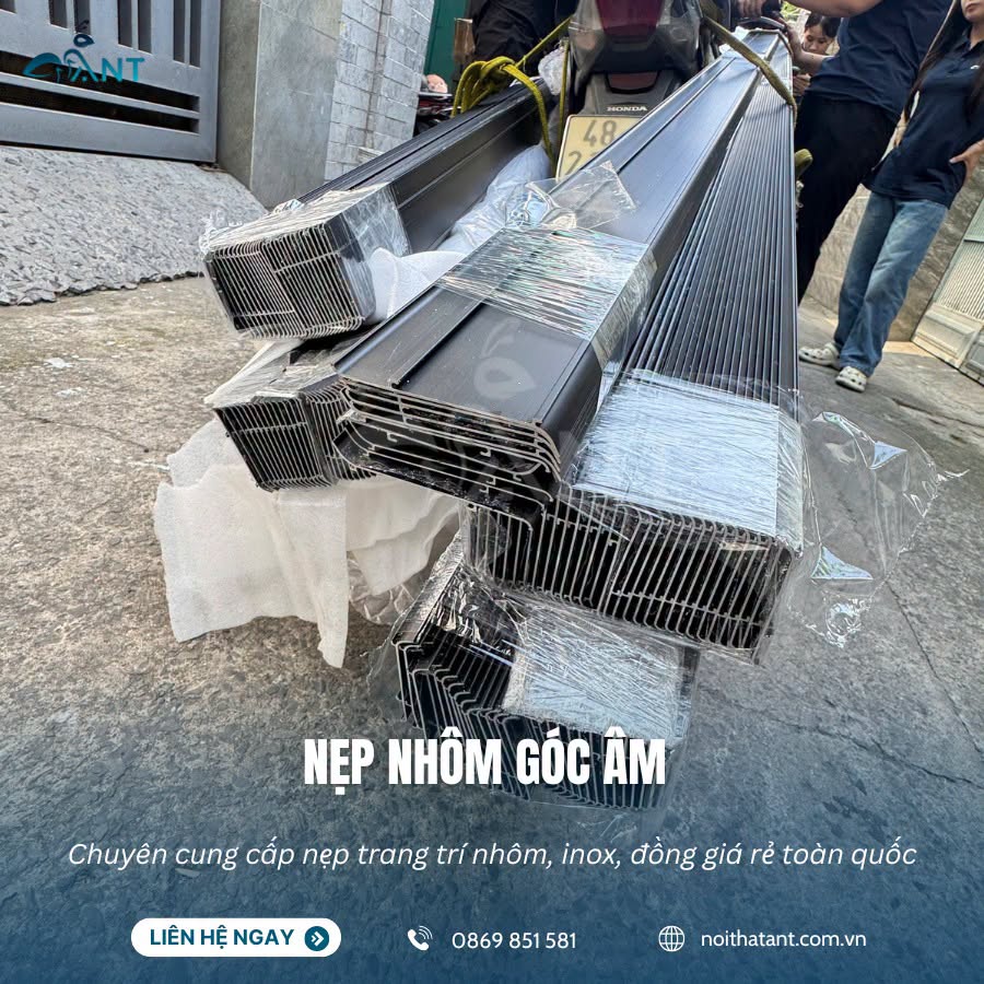 Giao hàng len chân tường nhôm