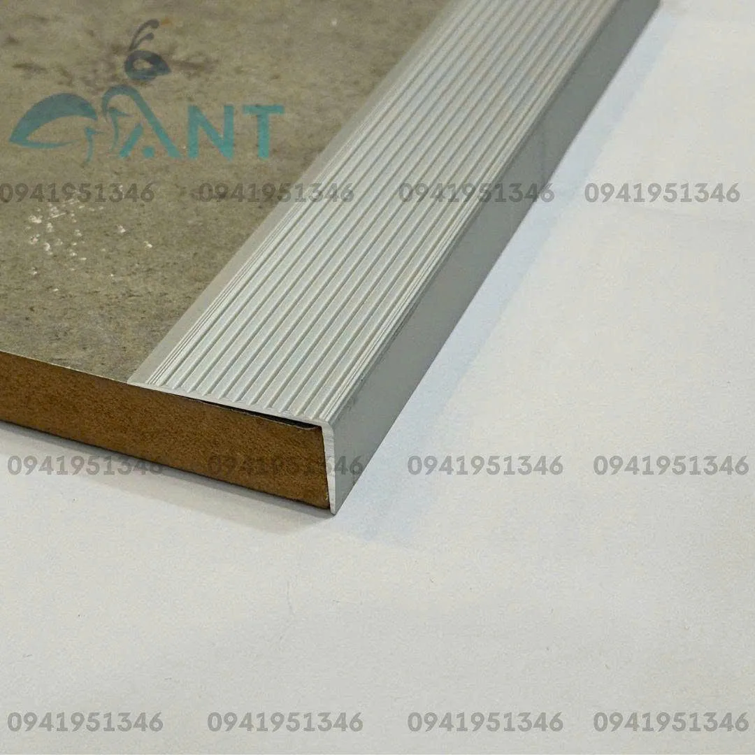 Nẹp nhôm chống trơn gạch L40 gân 4 Nẹp nhôm chống trơn L40G màu nhôm bạc