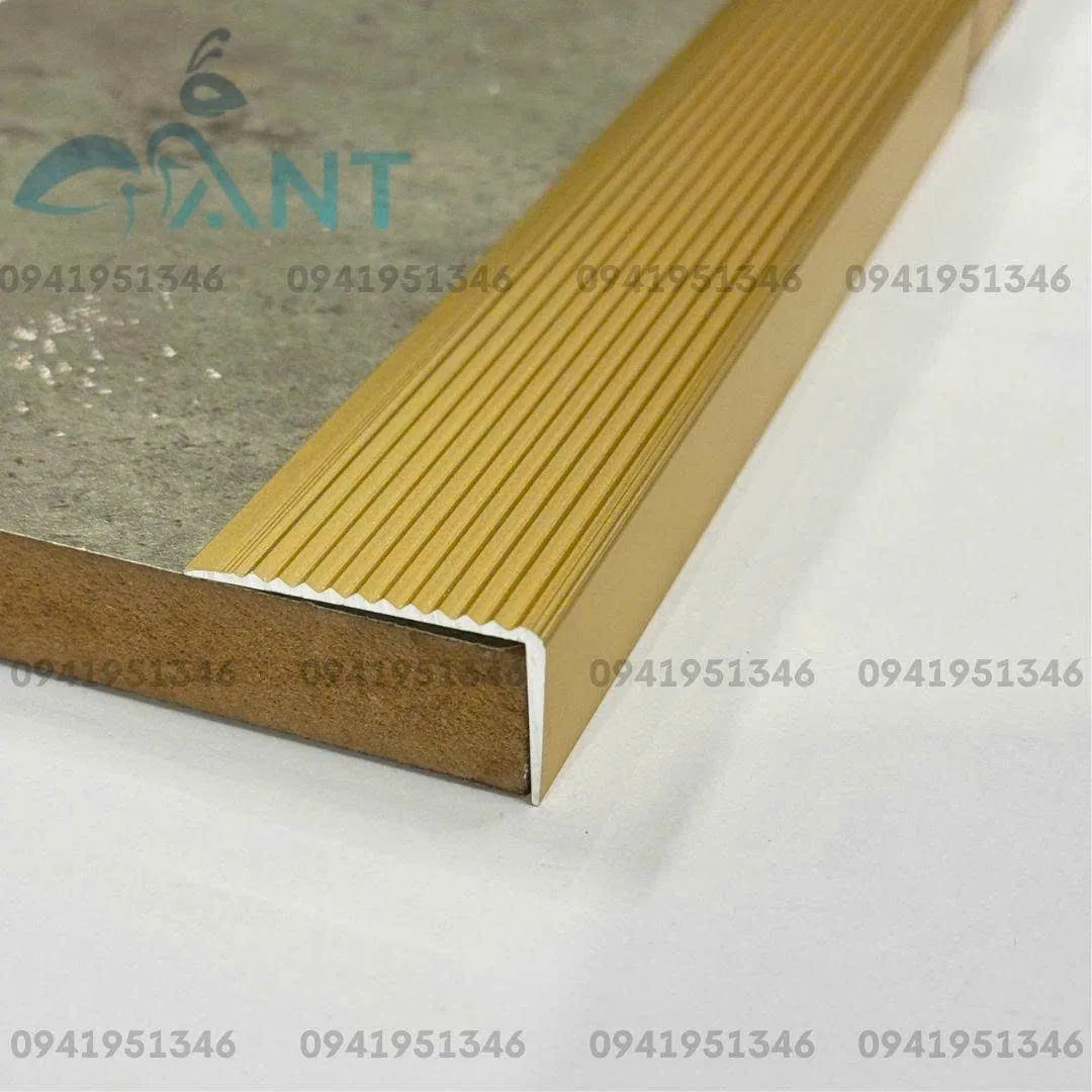 Nẹp nhôm chống trơn gạch L40 gân 2 Nẹp nhôm chống trơn L40G màu vàng mờ